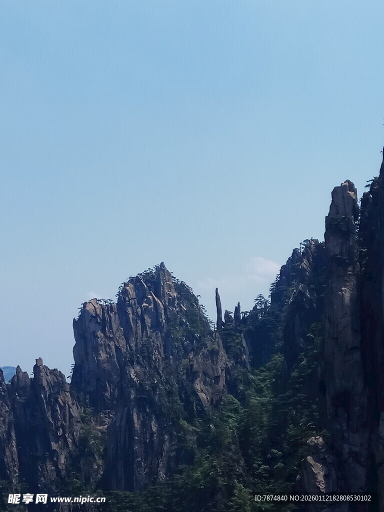 峻峭山峰 尽显自然之美