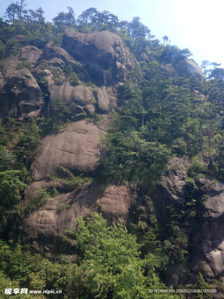 峻峭山峦与葱郁植被