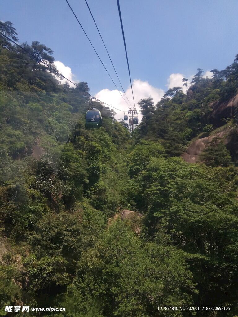 山间缆车线路风景