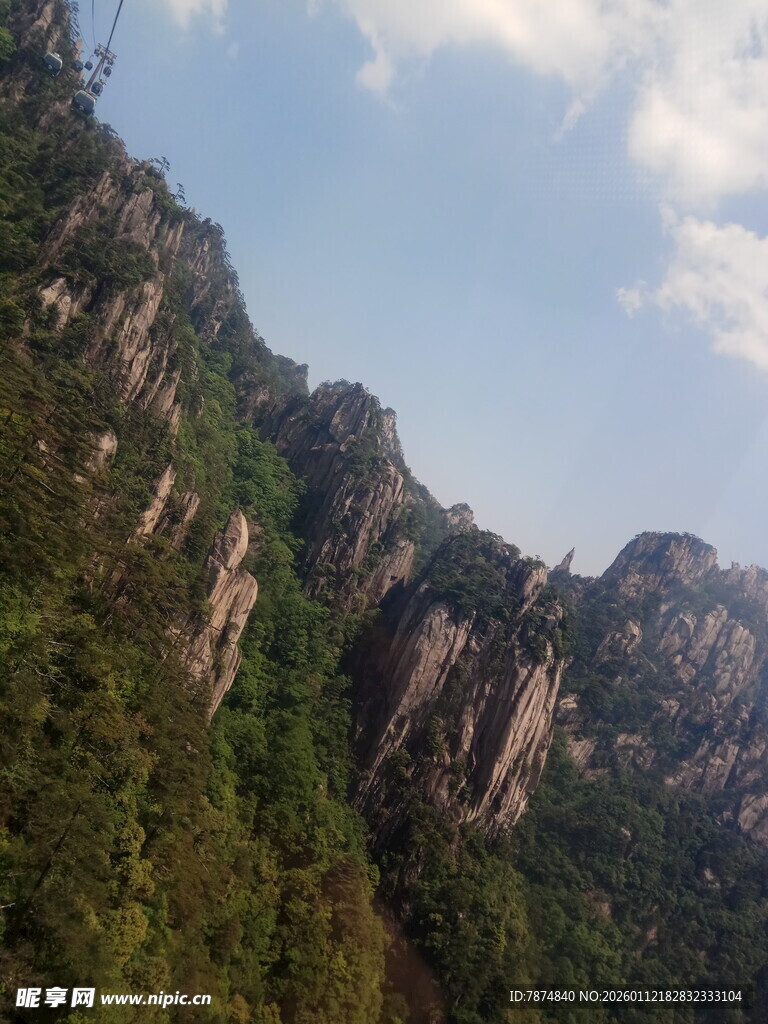 壮丽山景 绿意盎然的峰峦