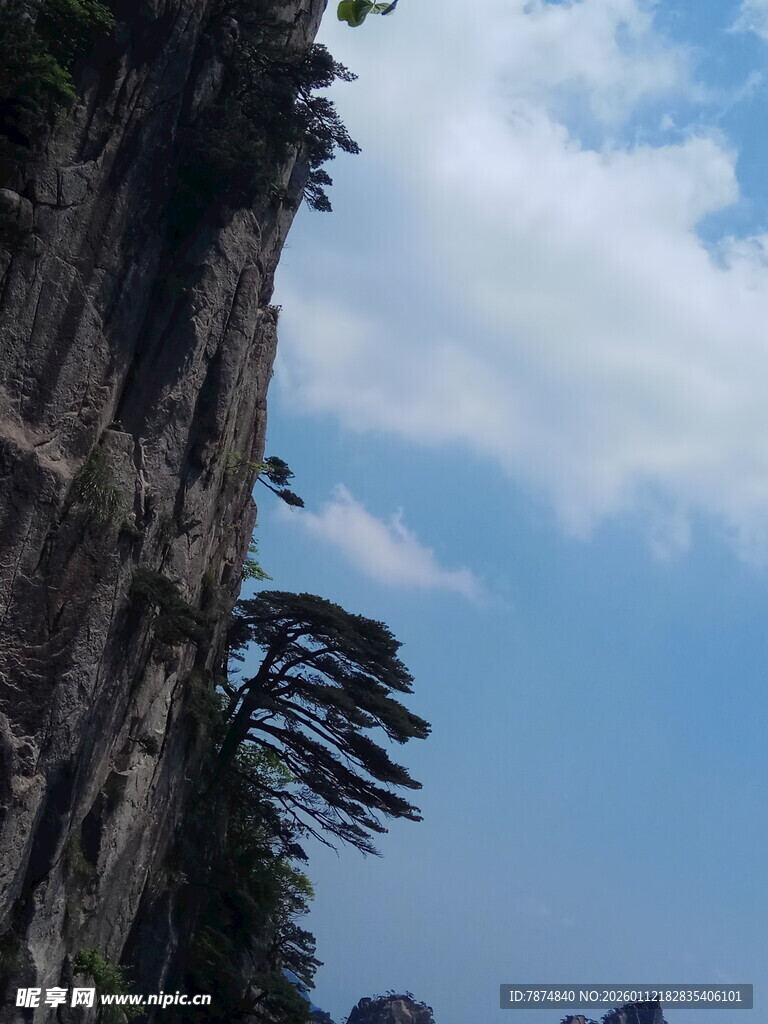 陡峭悬崖与蓝天白云