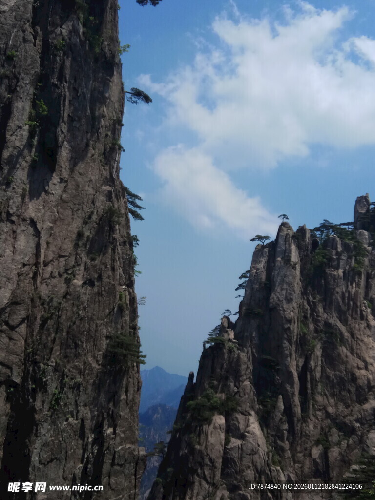 巍峨险峻的壮丽山峰景观