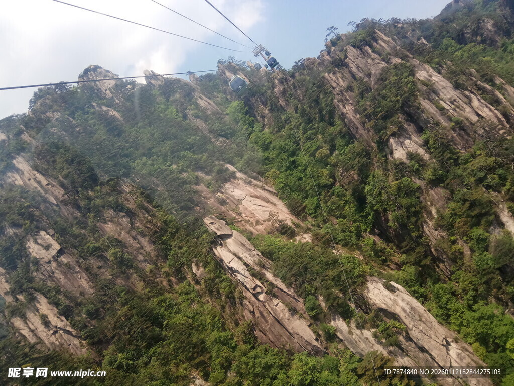 峻峭山峦 绿意点缀