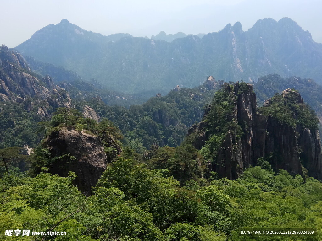 壮丽山景 绿意盎然的峰林