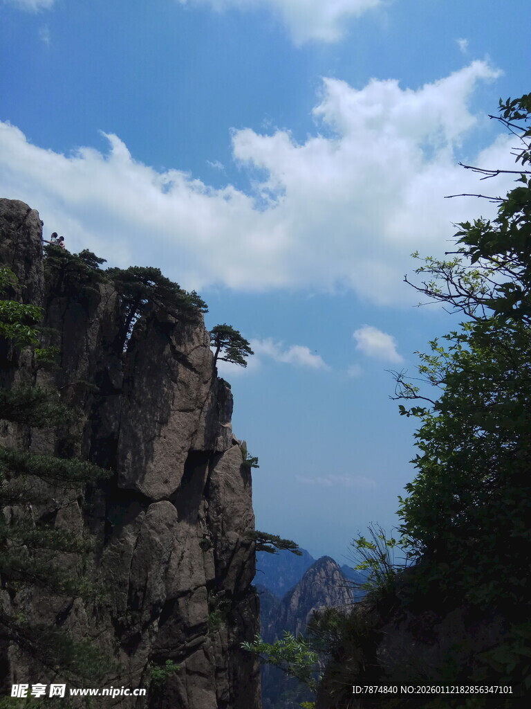 壮丽山景 蓝天白云伴峭壁