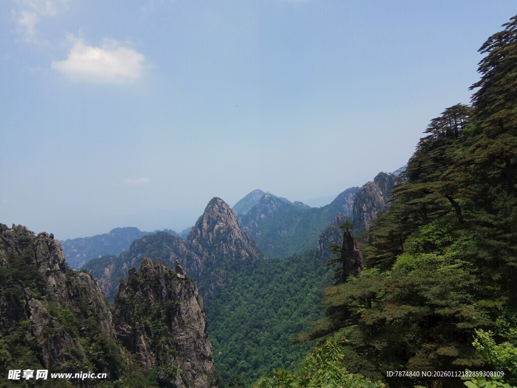 壮丽山景 绿意盎然的峰林