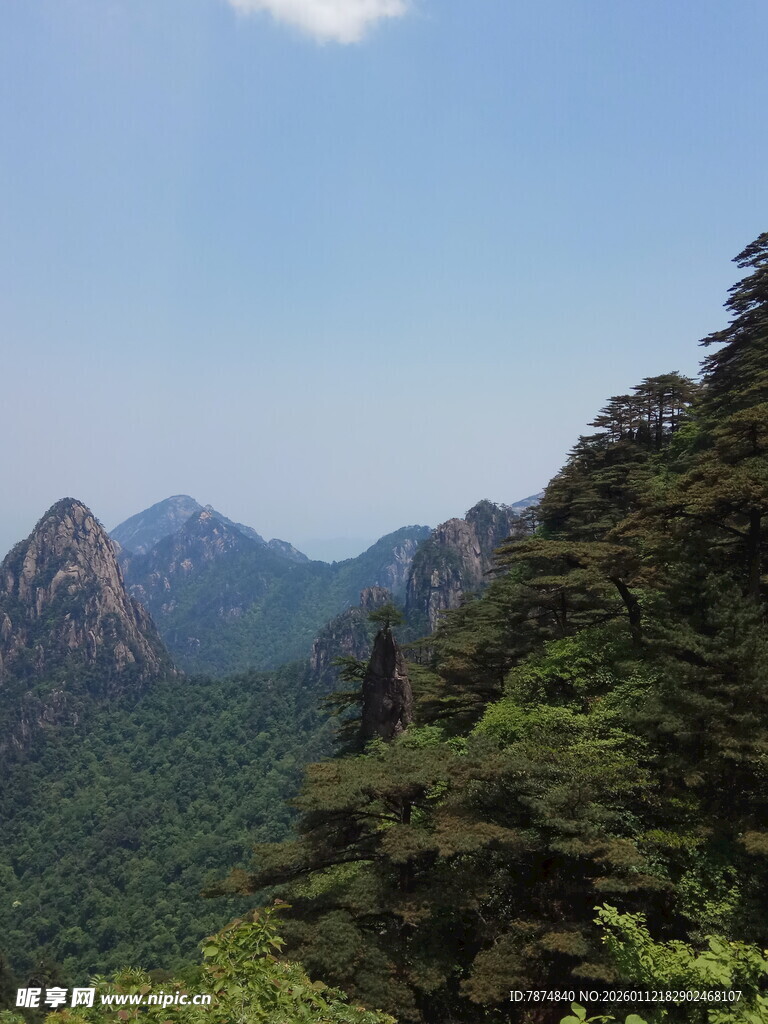 壮美山峦绿意盎然的景致