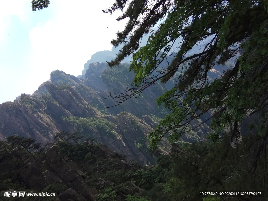 山间绿意 秀丽山峦景色