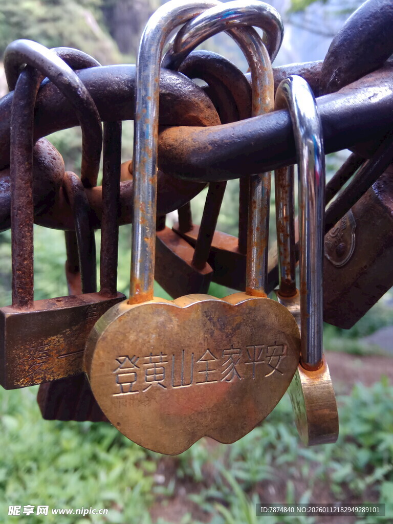 同心锁挂铁链浪漫景象
