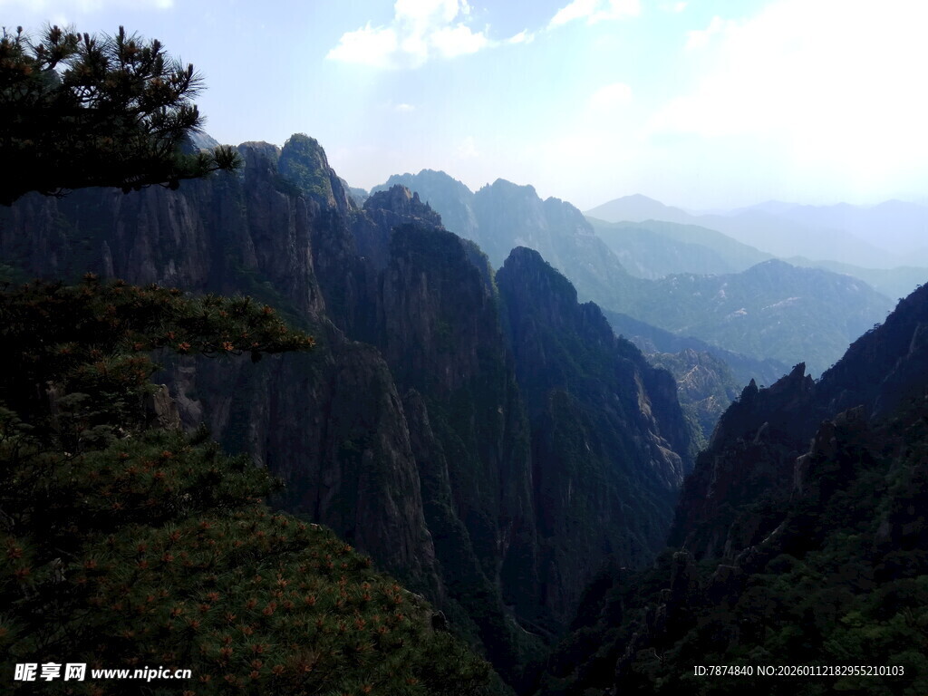 壮丽巍峨的连绵山峰