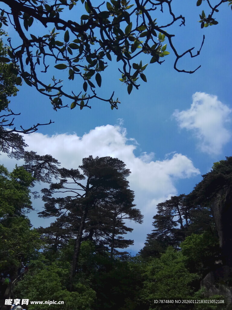 山林蓝天间的自然景致