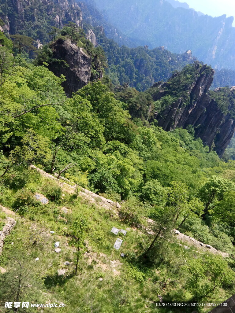 青山翠谷间的秀丽景致