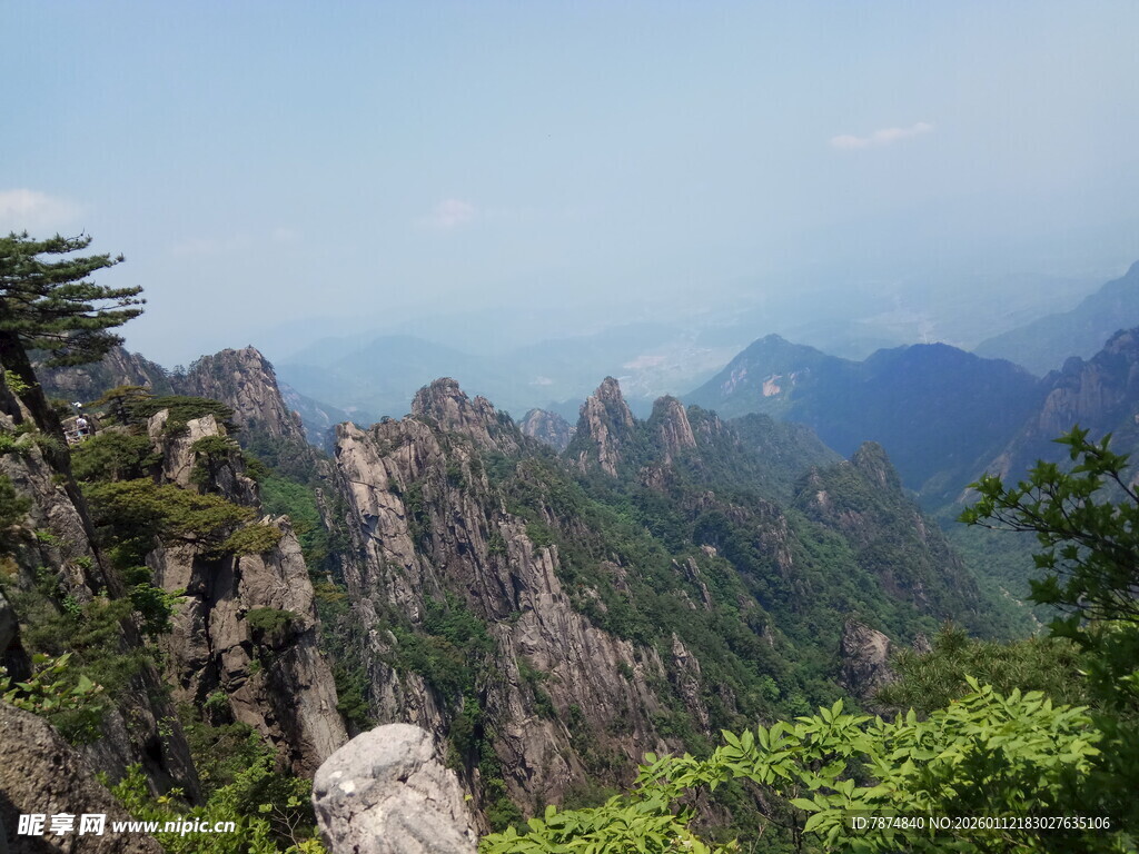 壮丽山景 绿意盎然的奇峰