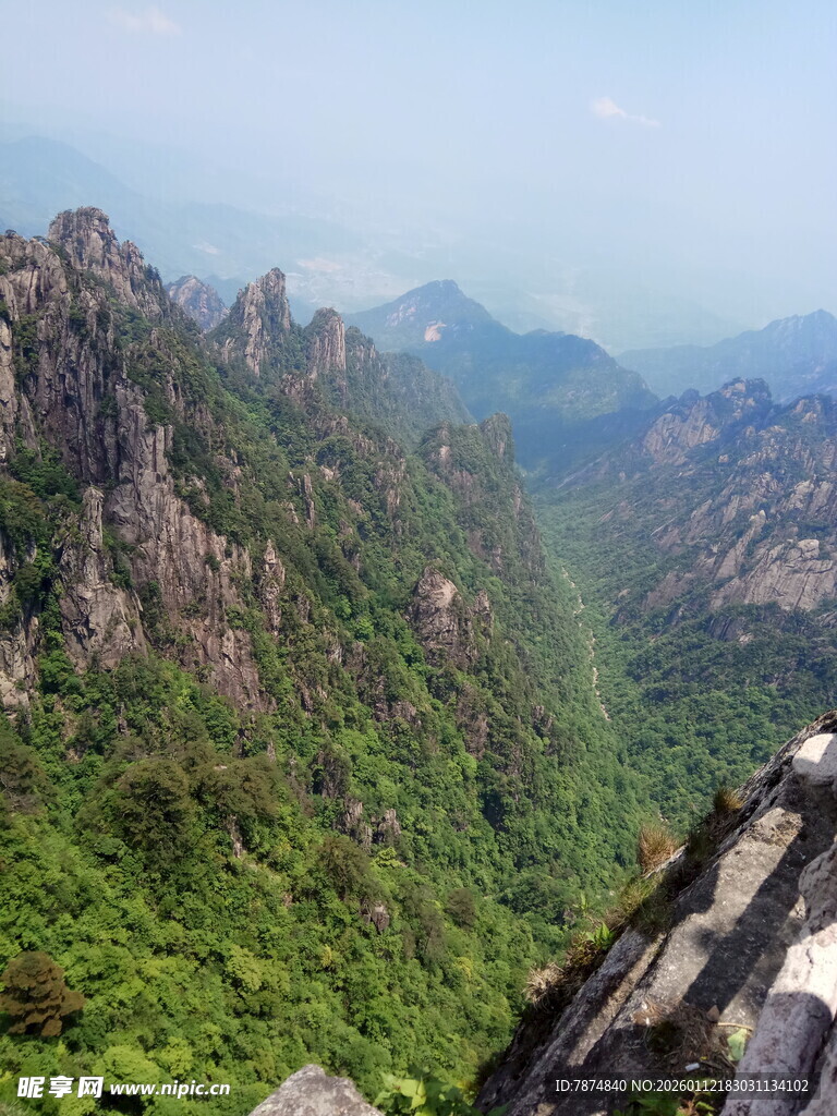 壮丽山景 绿意盎然的峰峦