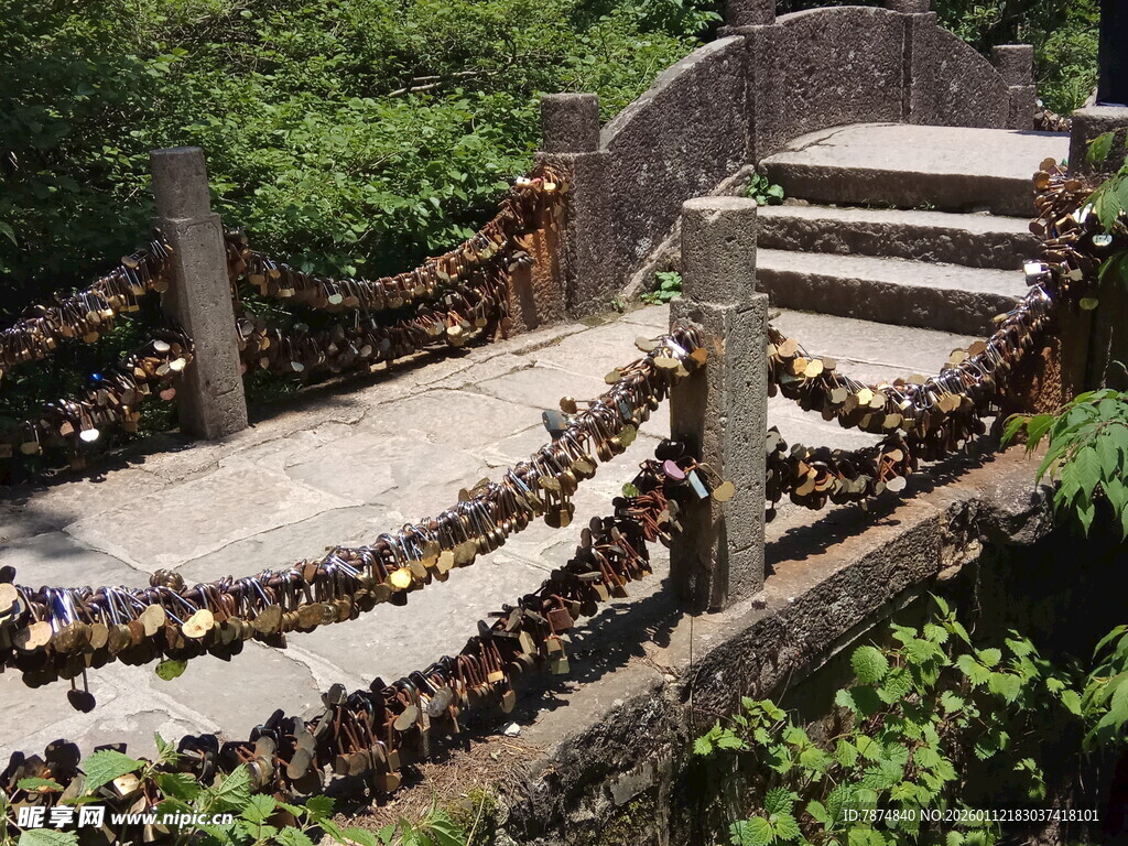 桥上挂满同心锁的浪漫景象