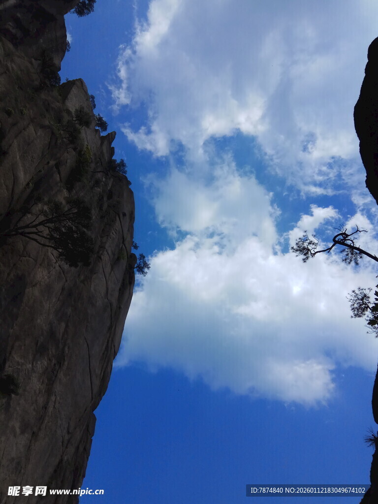 仰望山间蓝天与白云