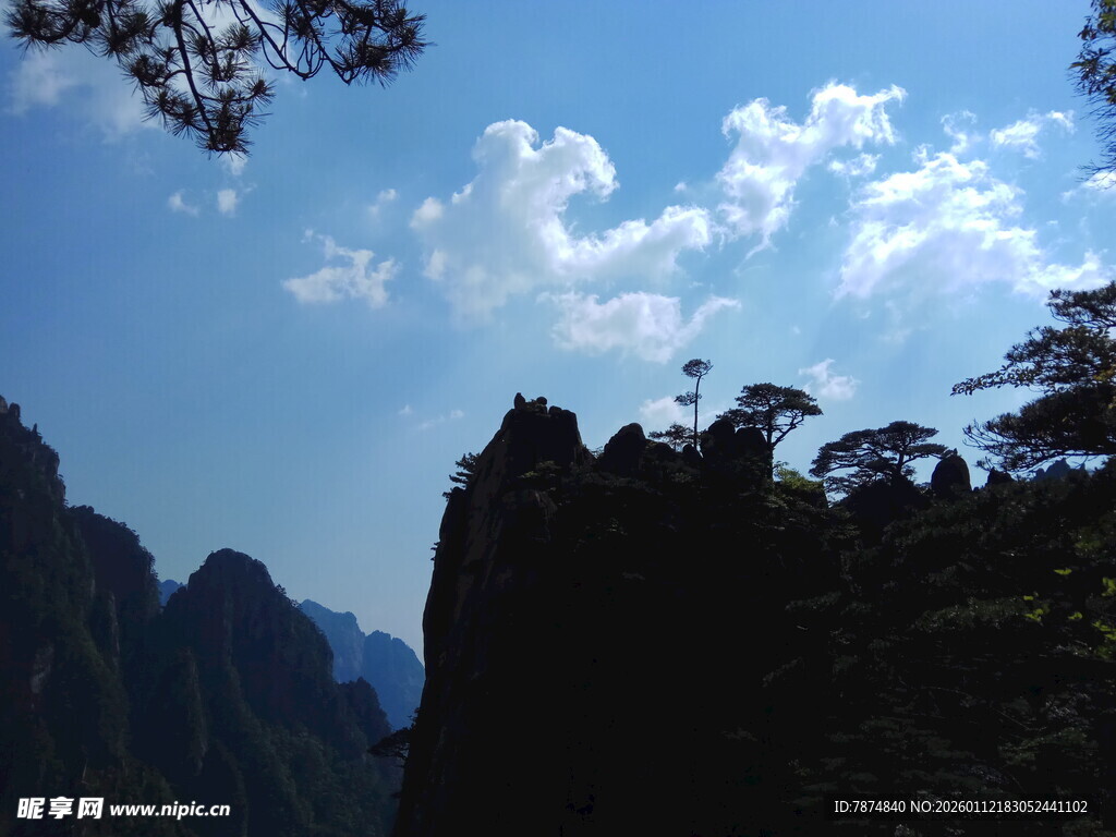 壮丽黄山奇峰与蓝天白云