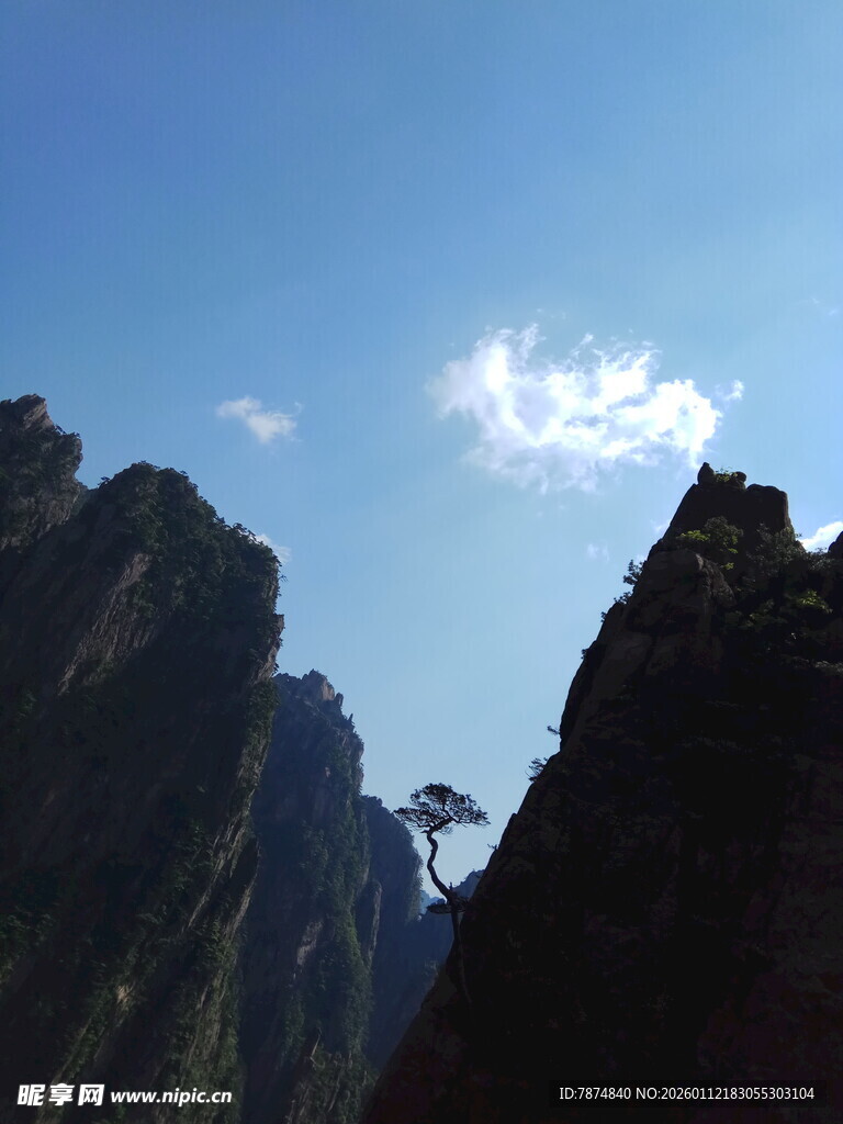 峻峭山峰间的壮丽天空