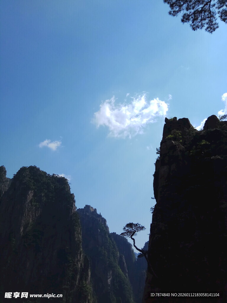 壮丽山峰与蓝天美景