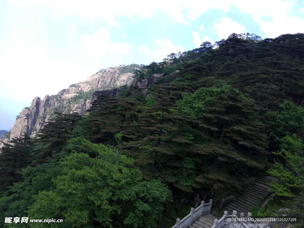 青山绿树间的巍峨峭壁