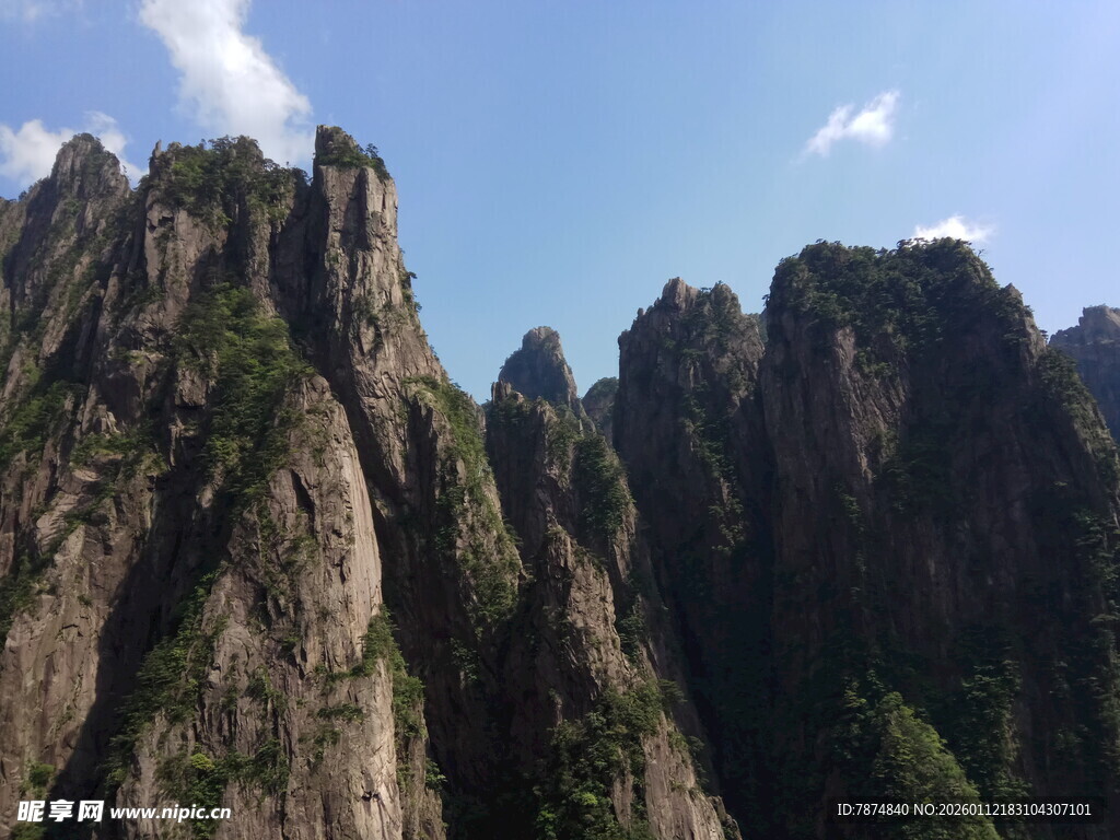 巍峨壮观的连绵山峰