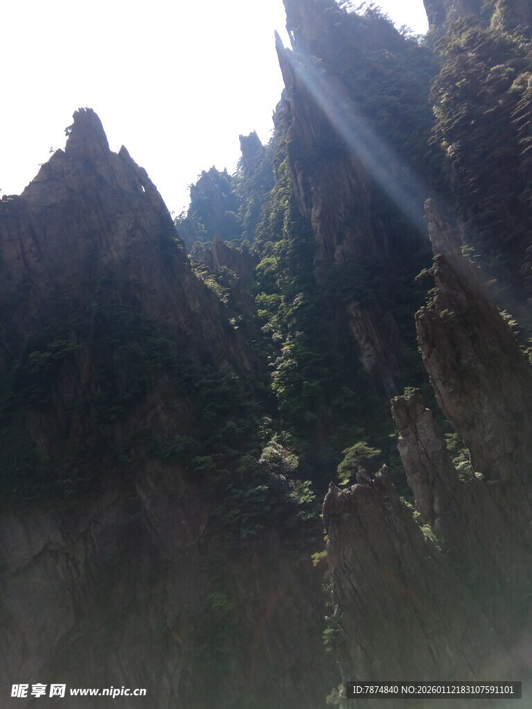 峻峭山峰间的阳光洒落