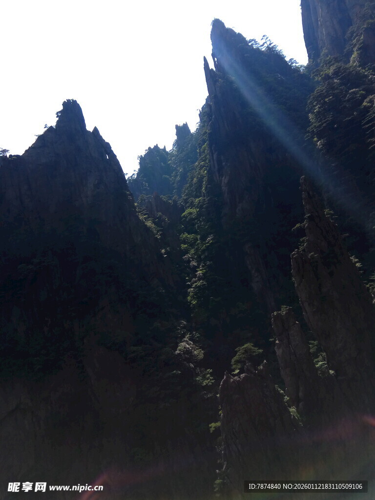 阳光照耀下的壮丽山峰