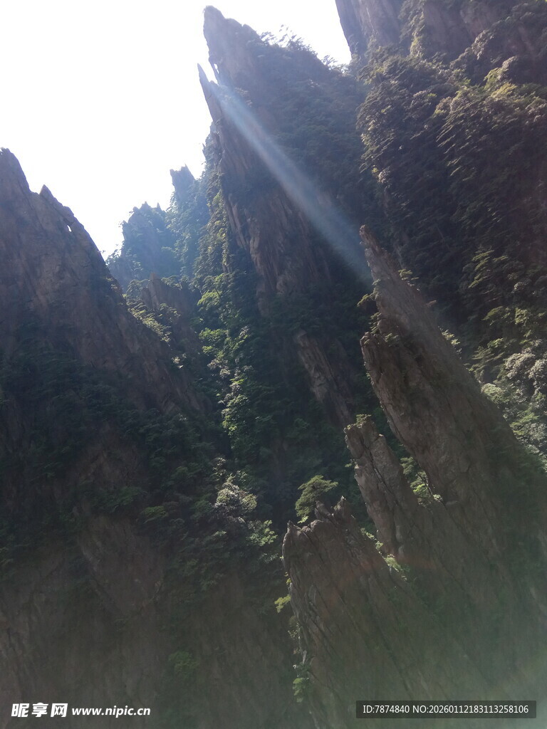 阳光照耀下的险峻山峰
