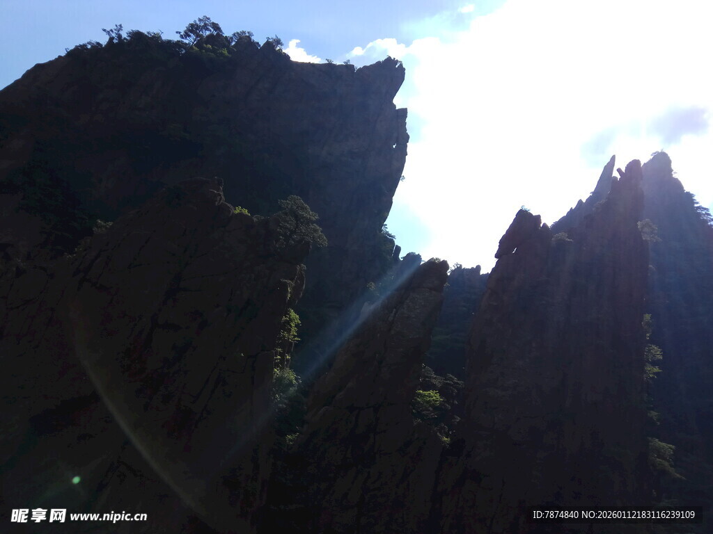 巍峨山峰迎耀眼阳光