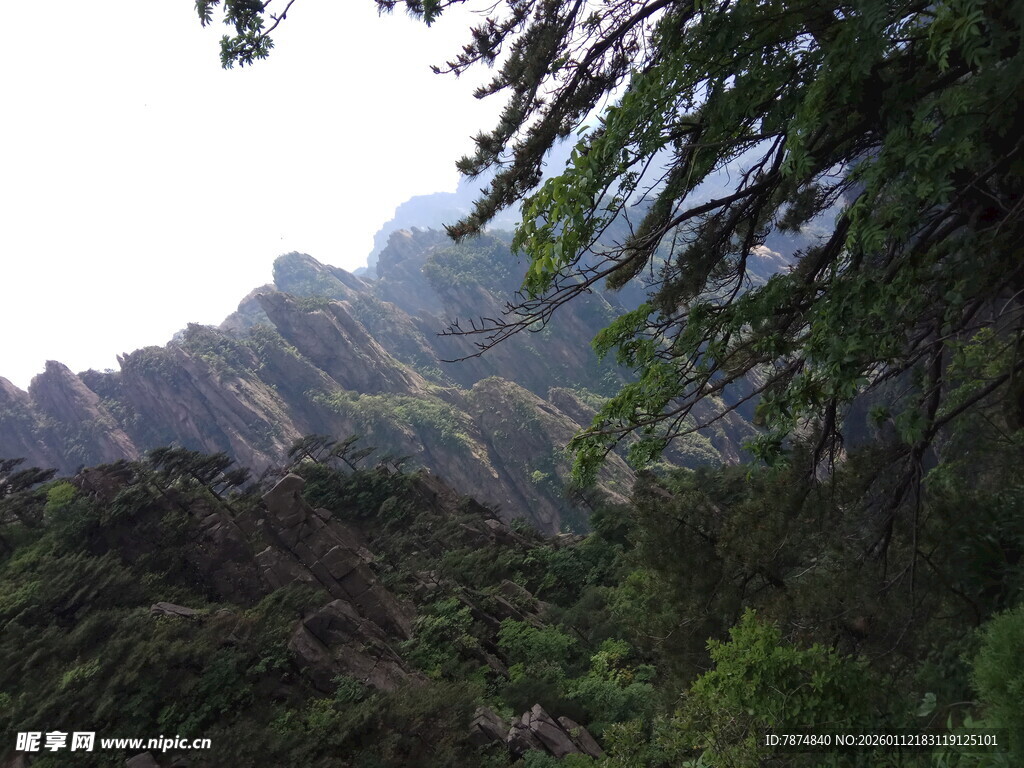 山林间的巍峨山峦