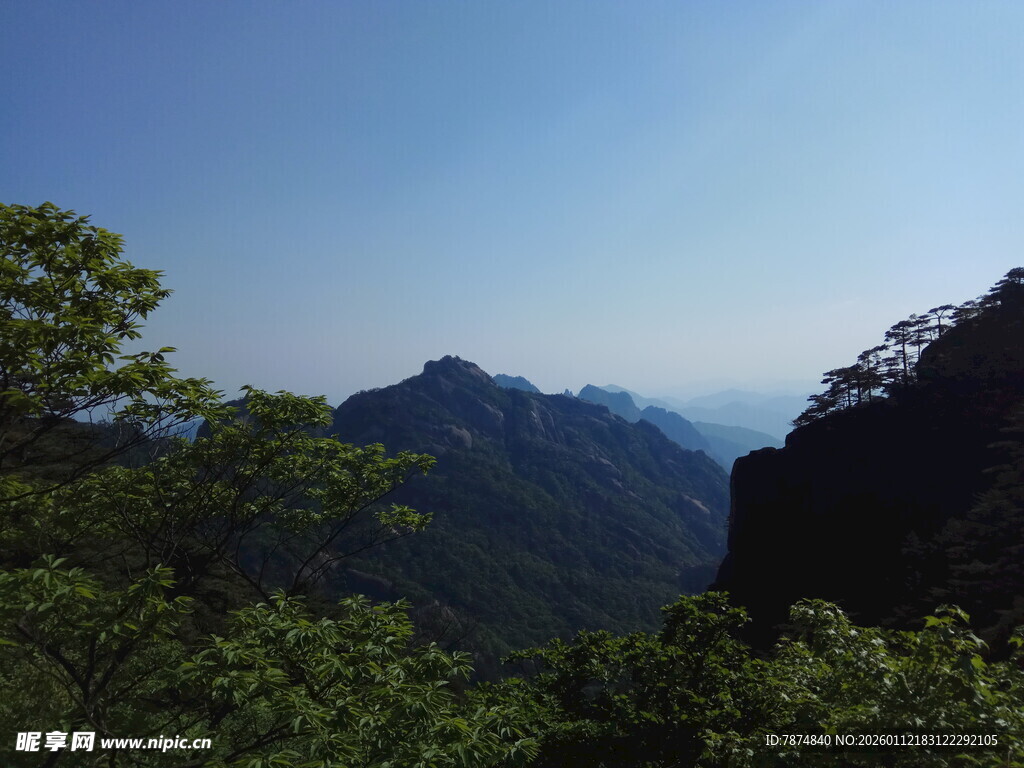 青山绿树间的秀丽山景