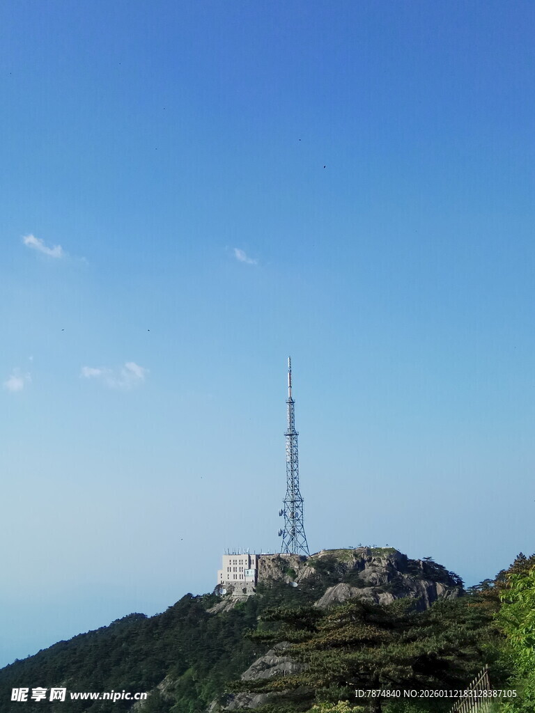 山顶高耸的通信发射塔