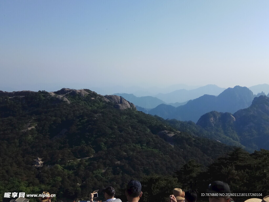 山峦间的游客身影