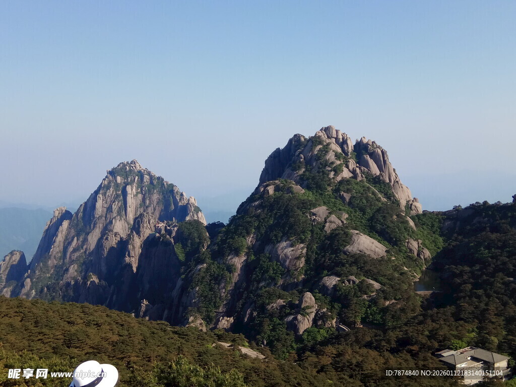 巍峨秀丽的连绵山峰