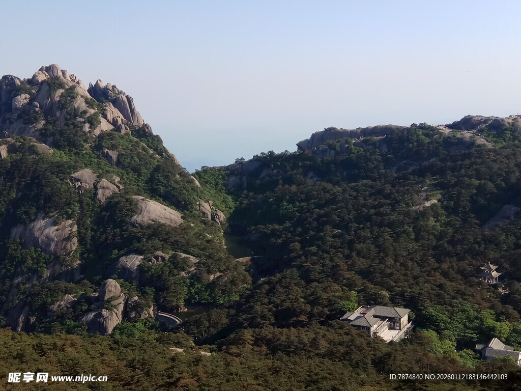 山峦葱郁的自然风光