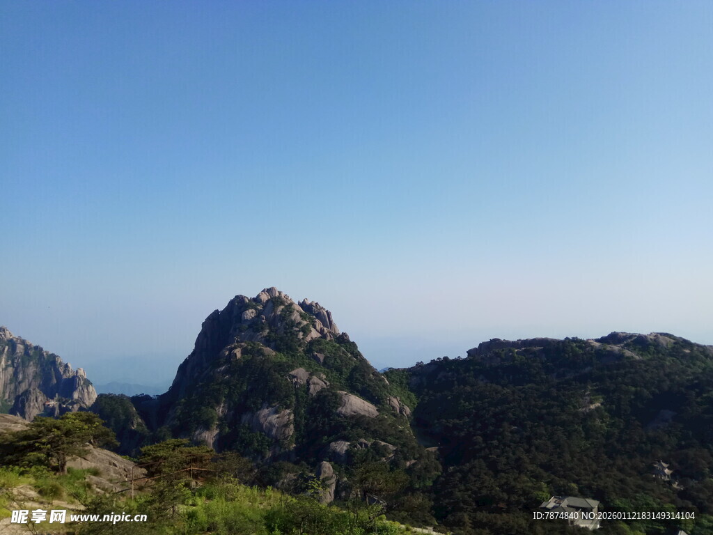 巍峨山峦展壮丽景致