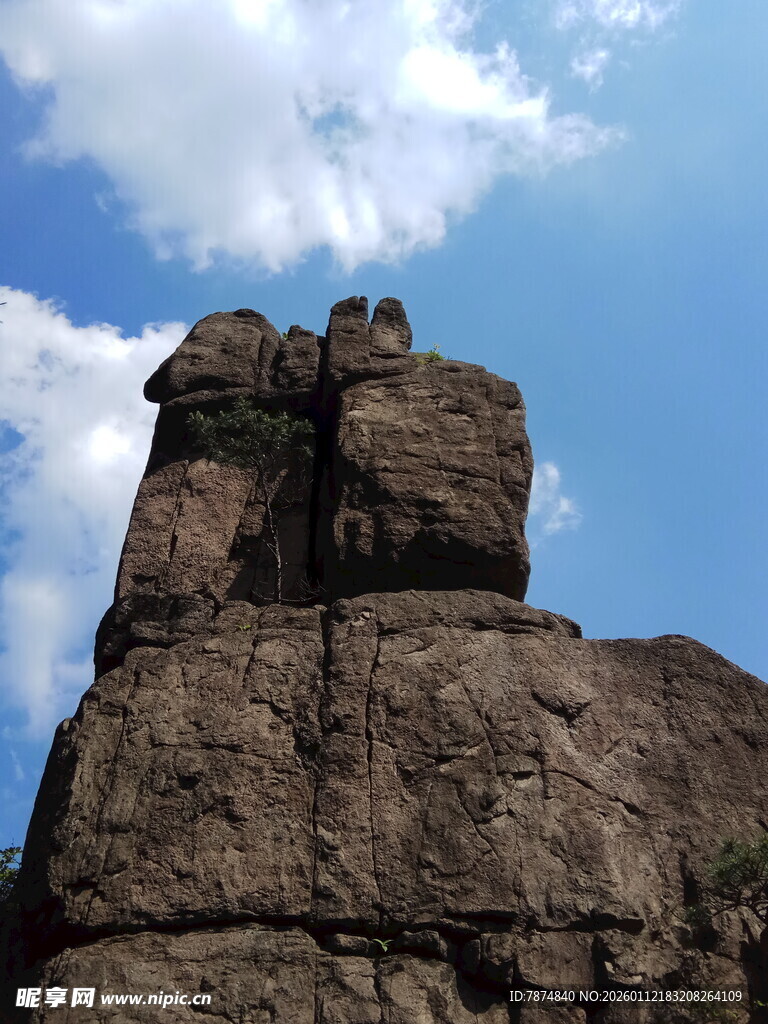 巍峨巨石耸立于蓝天之下