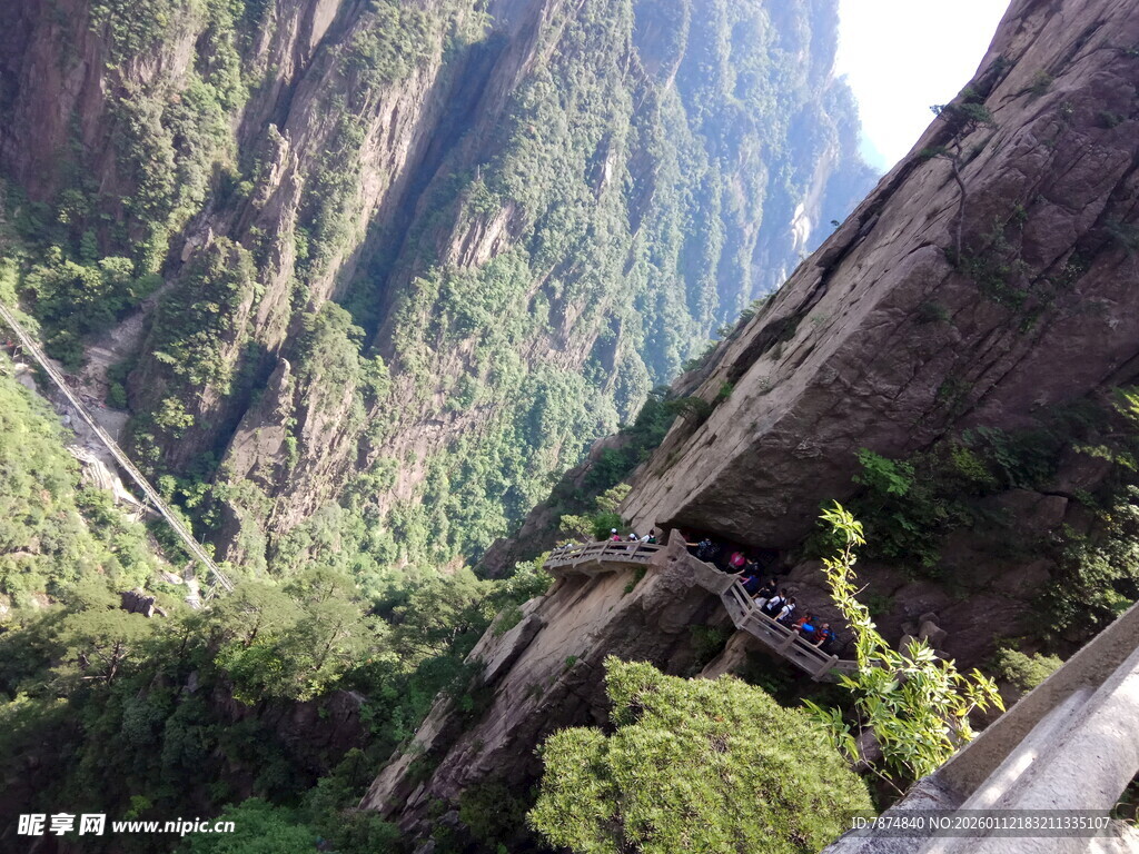 险峻山间栈道景观