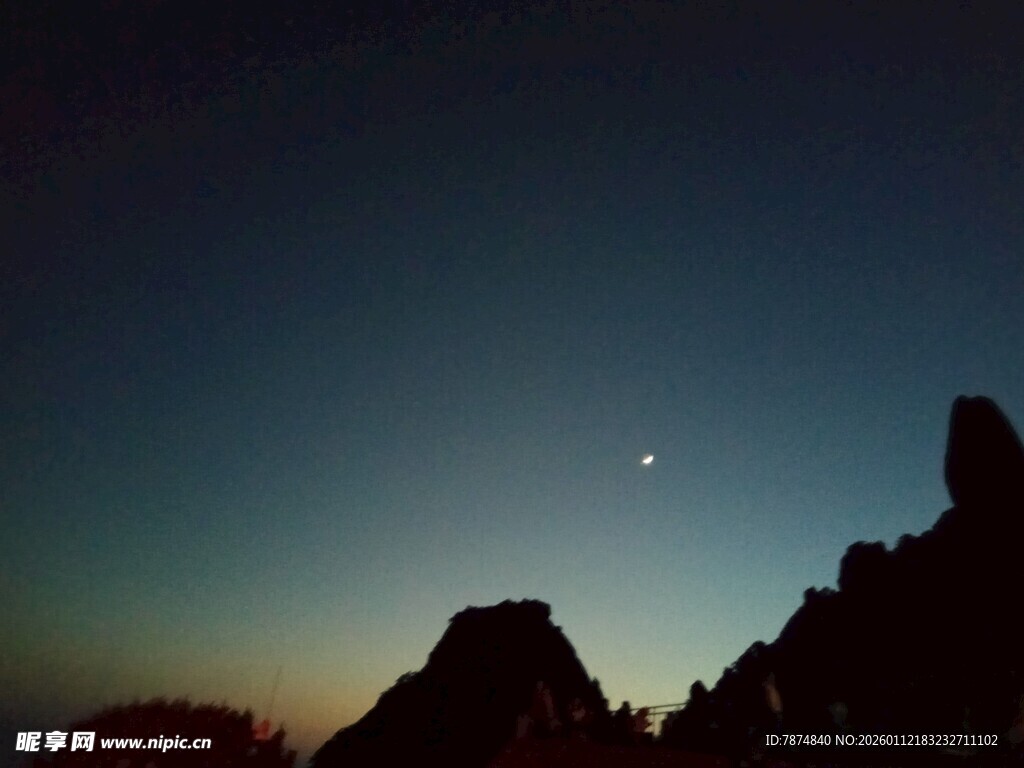 夜幕下的山峦与天际微光