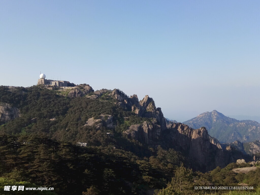 山峦叠翠的壮美自然景观