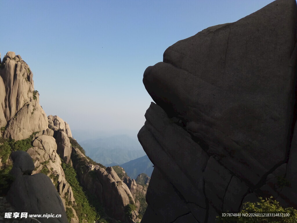 巍峨山峰壮丽自然景观