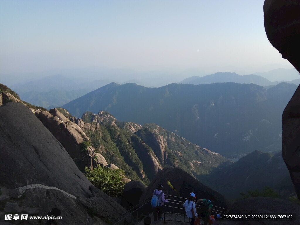 山顶游客赏壮丽山景