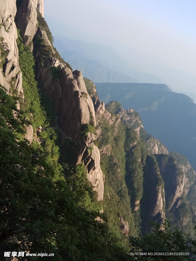 峻峭山峰与翠绿植被景观