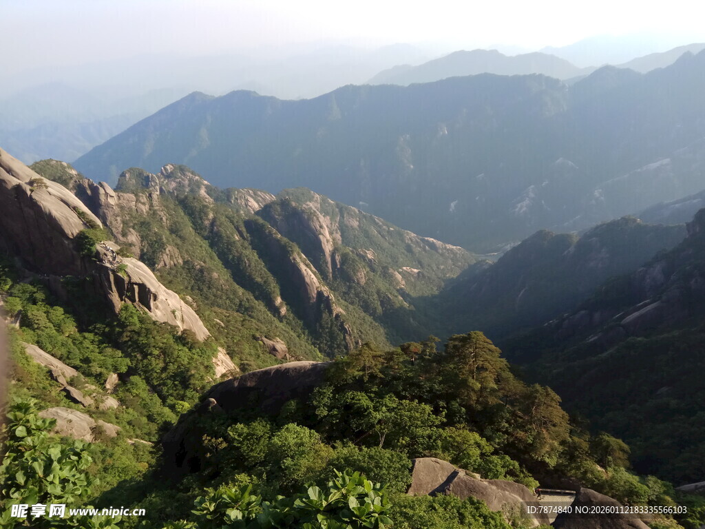 壮丽山景 绿意盎然的峰峦