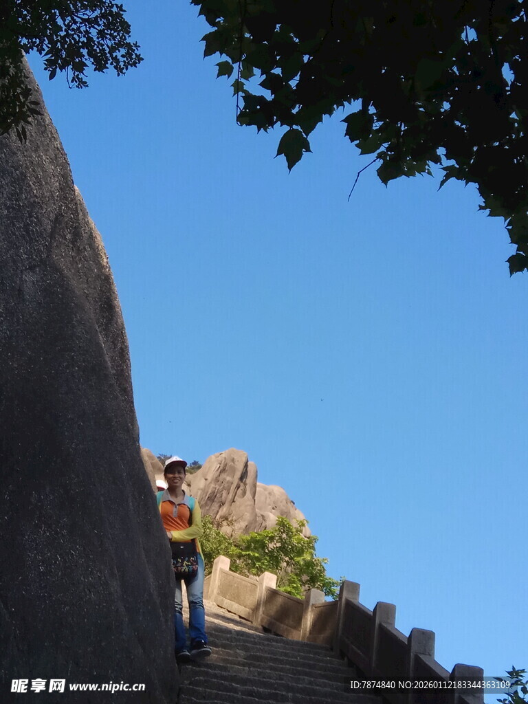 山间石阶上的攀登景象