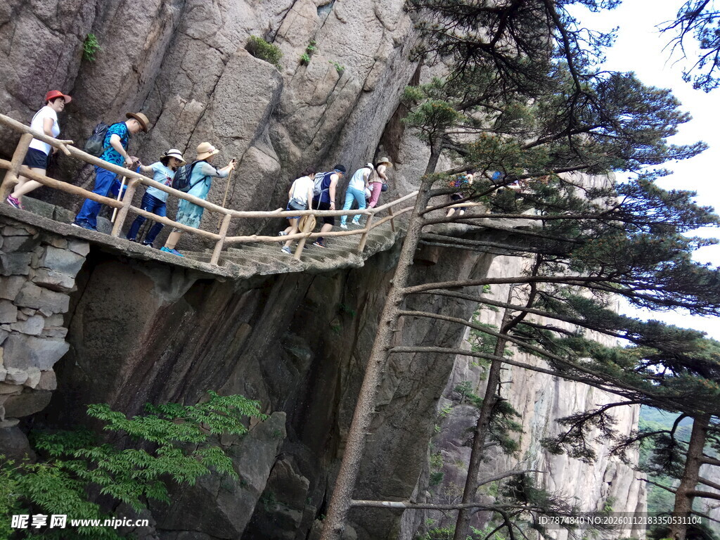 悬崖栈道上的游客身影