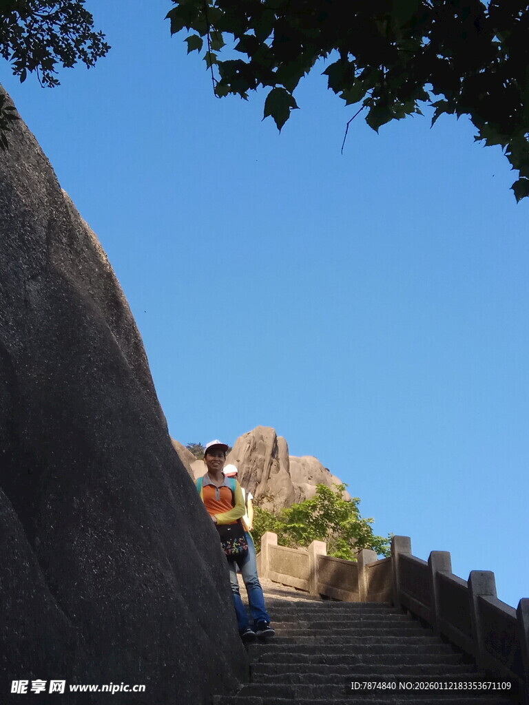 山间石阶上的攀登者