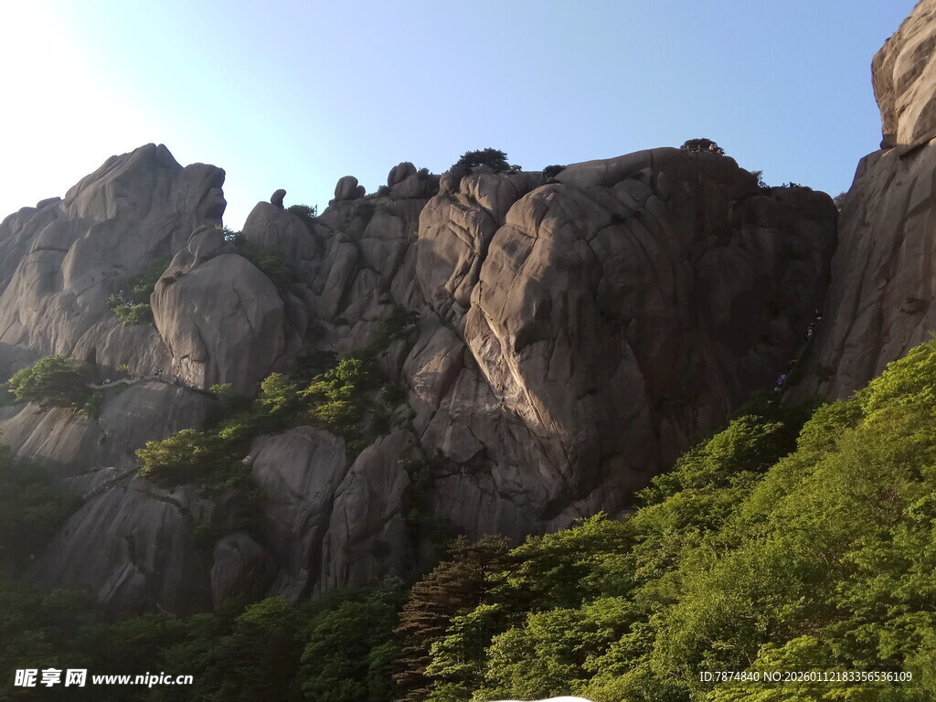 峻峭山峰与葱郁植被