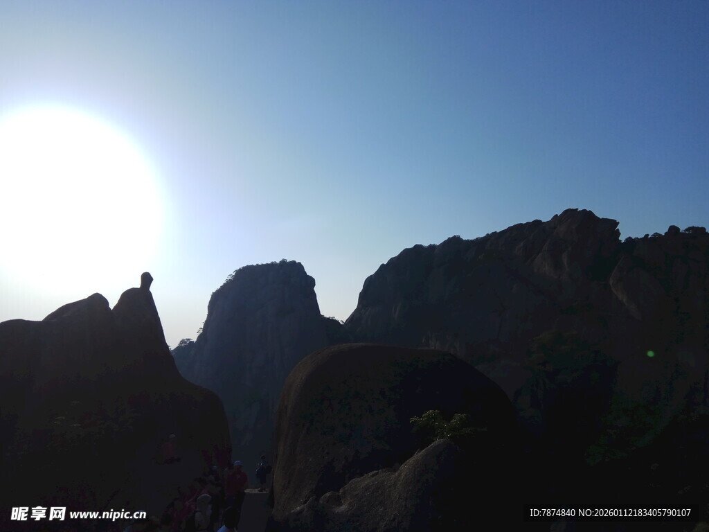 日出下的壮丽山峦