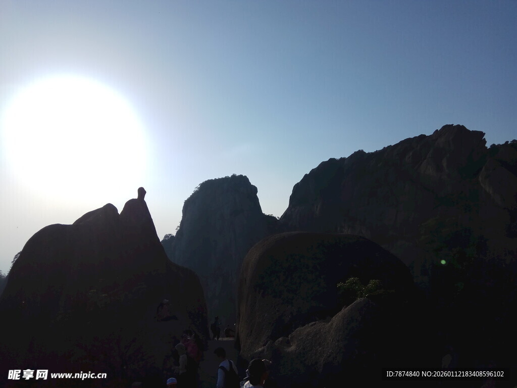 日出下的巍峨山峰剪影